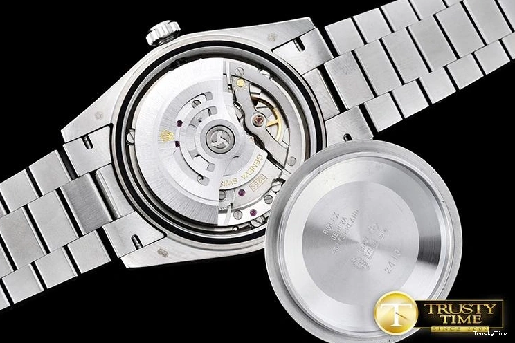 0210 RDD0207F – DayDate Compact 677